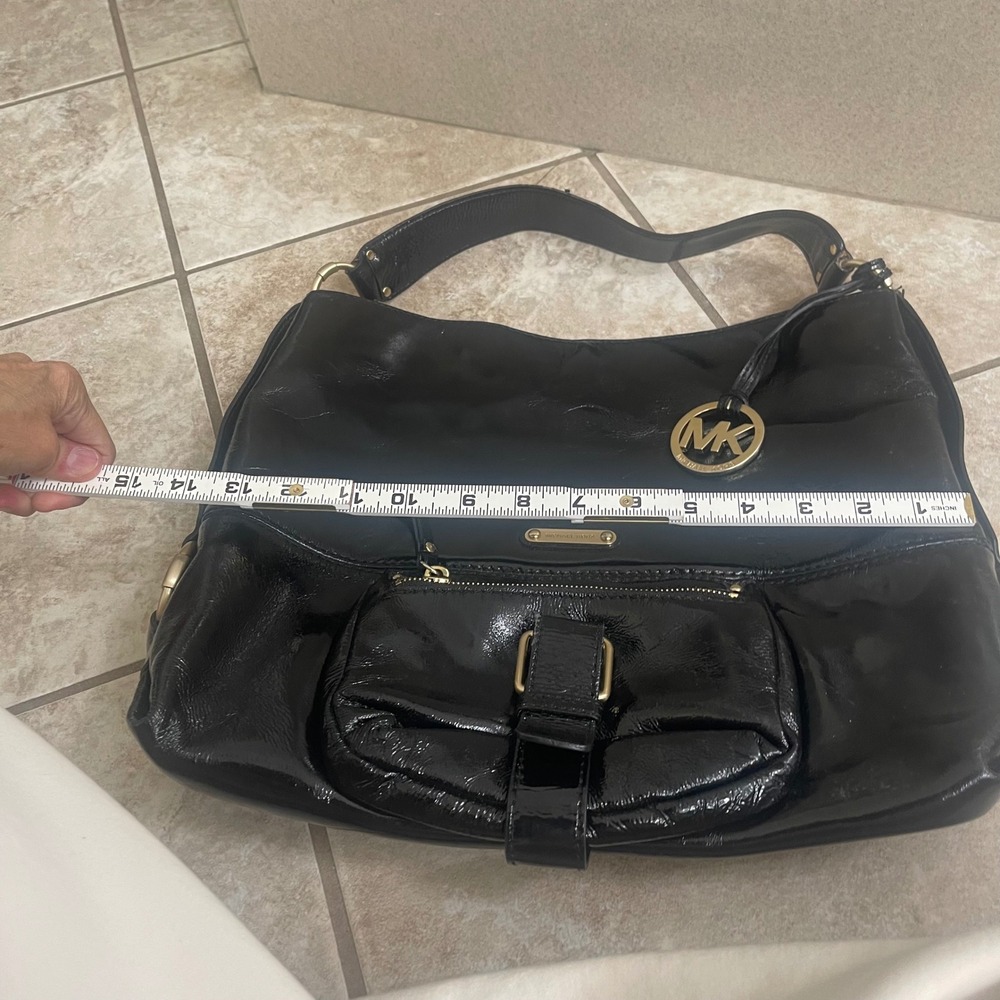 Michael Kors Black Patent Leather Shoulder Bag Gold MK Charm Hobo Large EUC - Picture 5 of 9